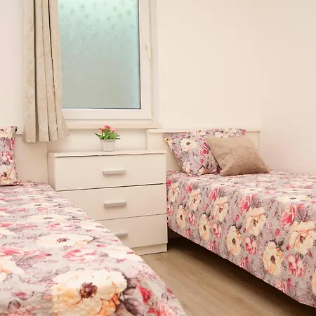 Vakantiehuis 3 Bedroom Amazing In Vinovac Pirovac