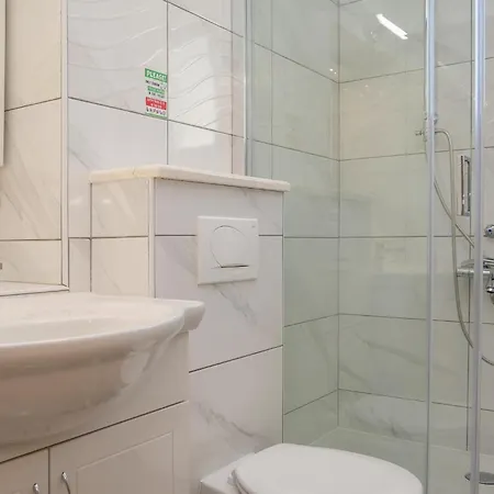 Lovely Home In Vinovac 피로바츠