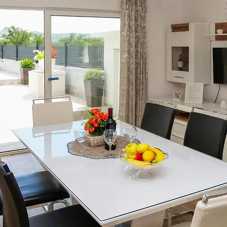 Lovely Home In Vinovac 펜션