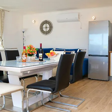 3 Bedroom Amazing In Vinovac بيت للعطل