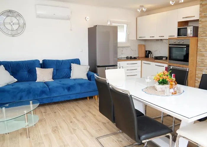 3 Bedroom Amazing In Vinovac Сasa de vacaciones Pirovac