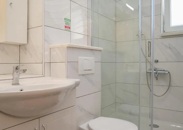 3 Bedroom Amazing In Vinovac Pirovac