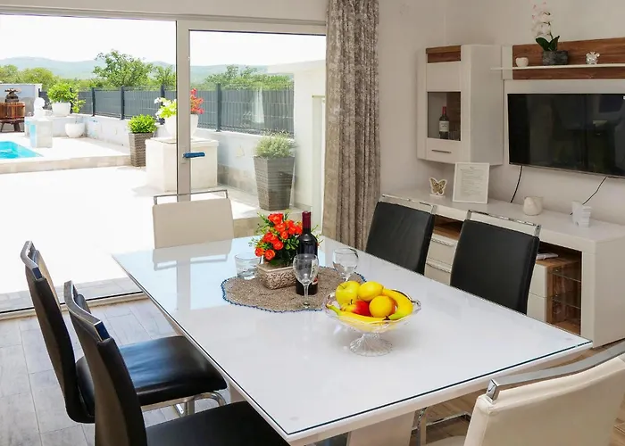 3 Bedroom Amazing In Vinovac Сasa de vacaciones