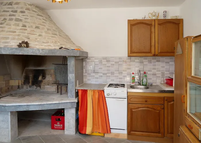 3 Bedroom Amazing In Vinovac Pirovac