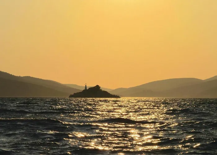 3 Bedroom Amazing In Vinovac Pirovac